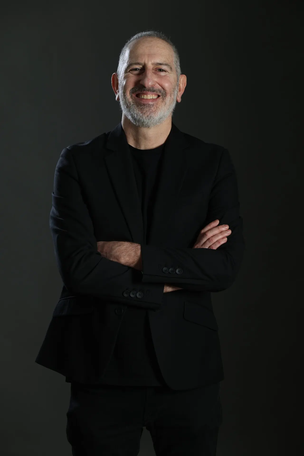 Fabrizio di Carlo in un ritratto su sfondo scuro