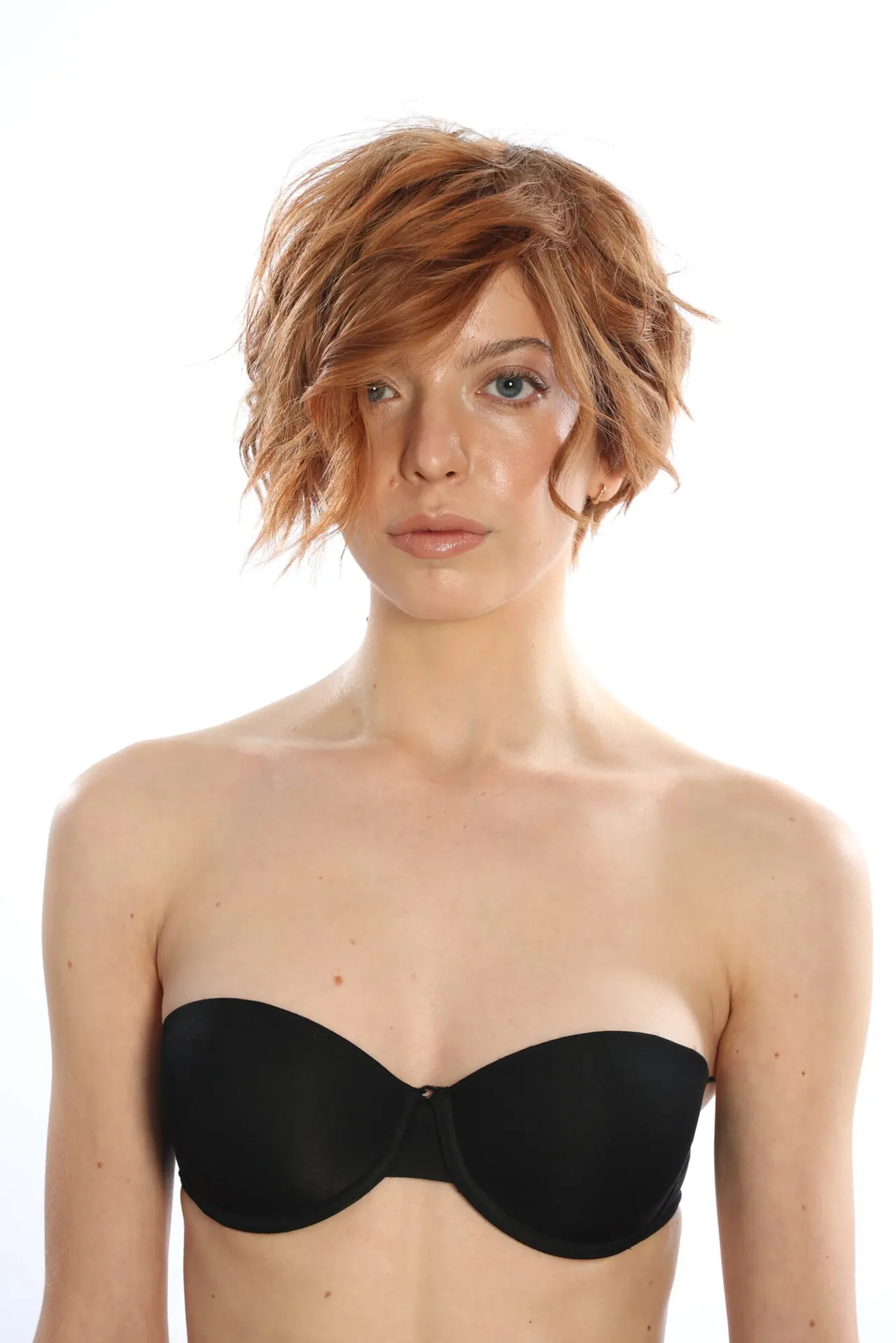 Modella con taglio corto e riflessi ramati, collezione AMO