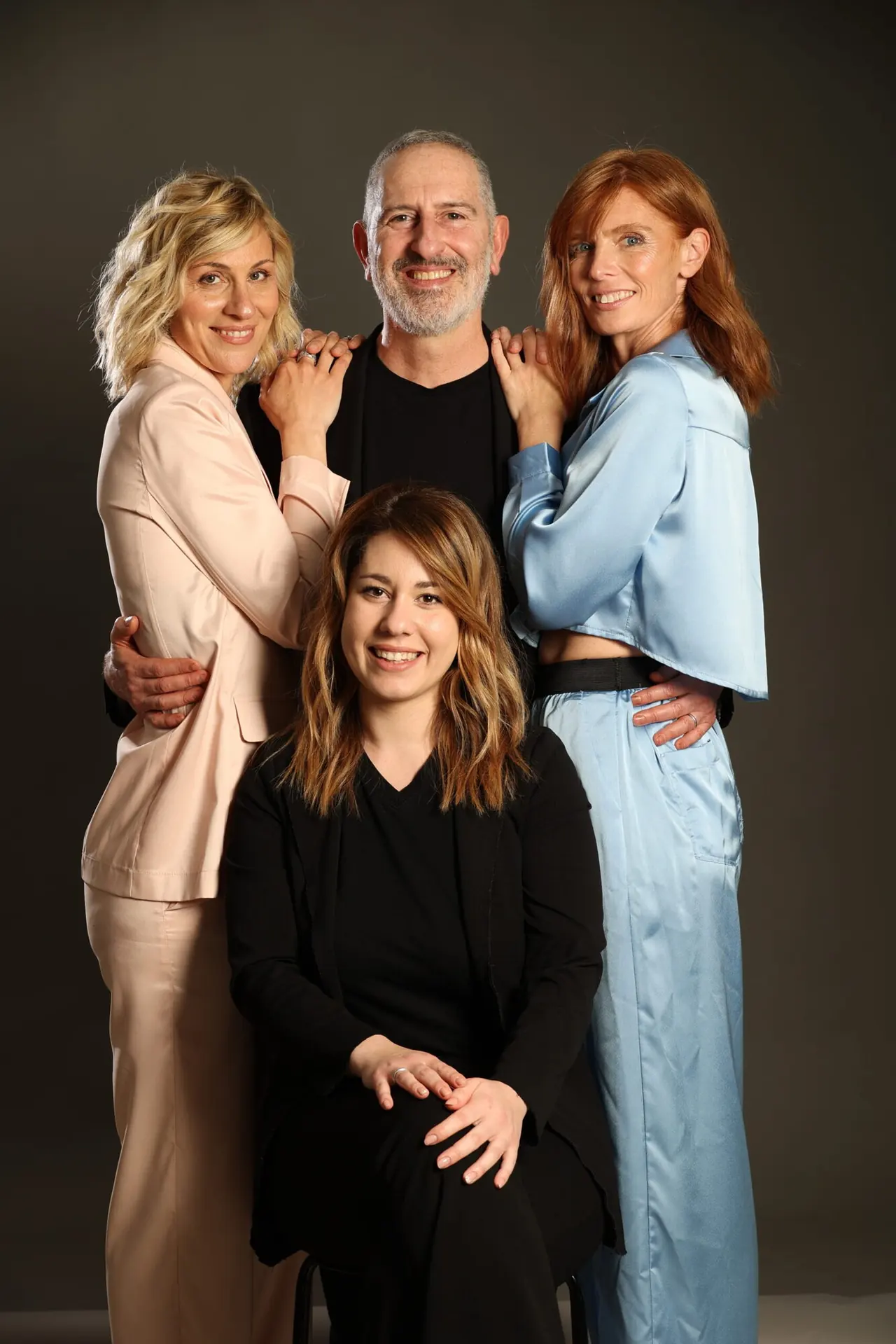 Fabrizio con le modelle della collezione AMO