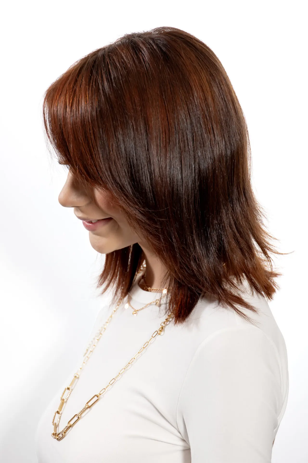 Modella di profilo con capelli castano ramato, collezione Luxury Play