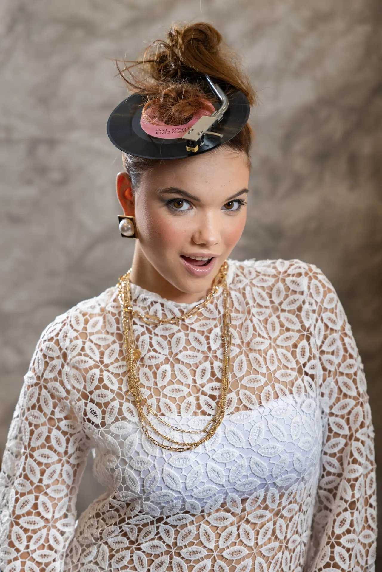 Modella con acconciatura raccolta e cappello, collezione Luxury Play