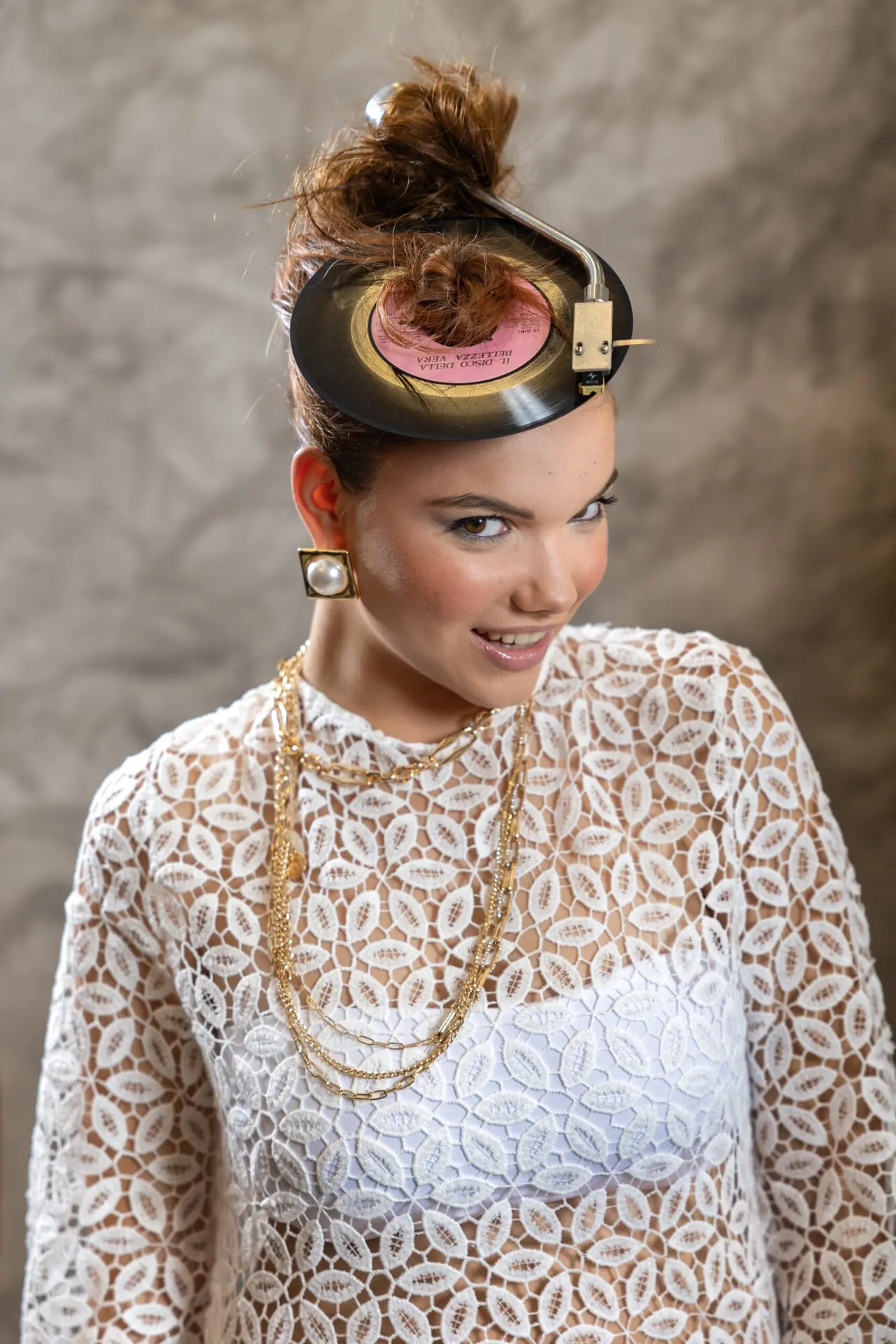 Modella con acconciatura raccolta, primo piano, collezione Luxury Play