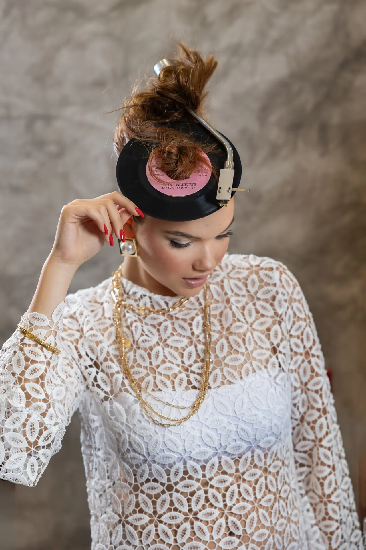 Modella con acconciatura raccolta, seconda posa, collezione Luxury Play