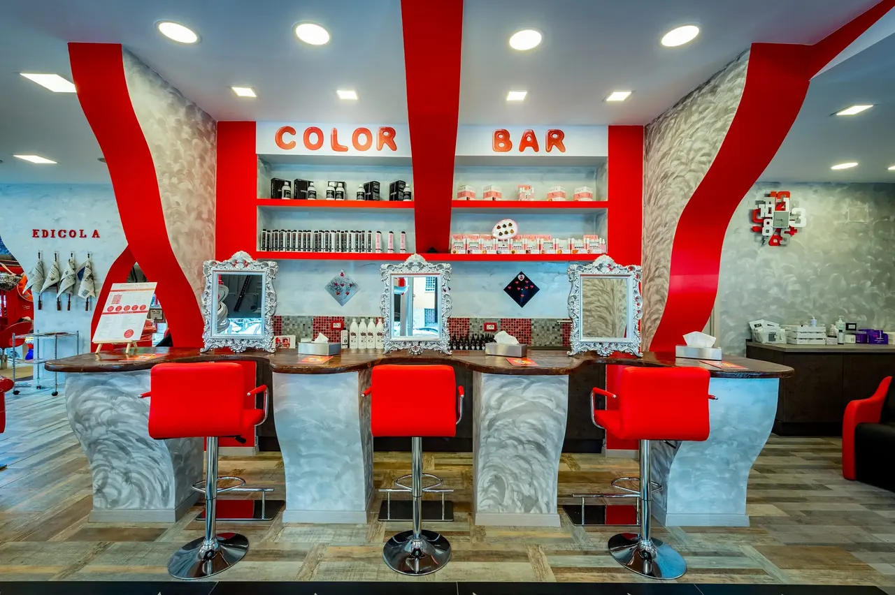 La Color Bar con le postazioni colore e gli sgabelli rossi