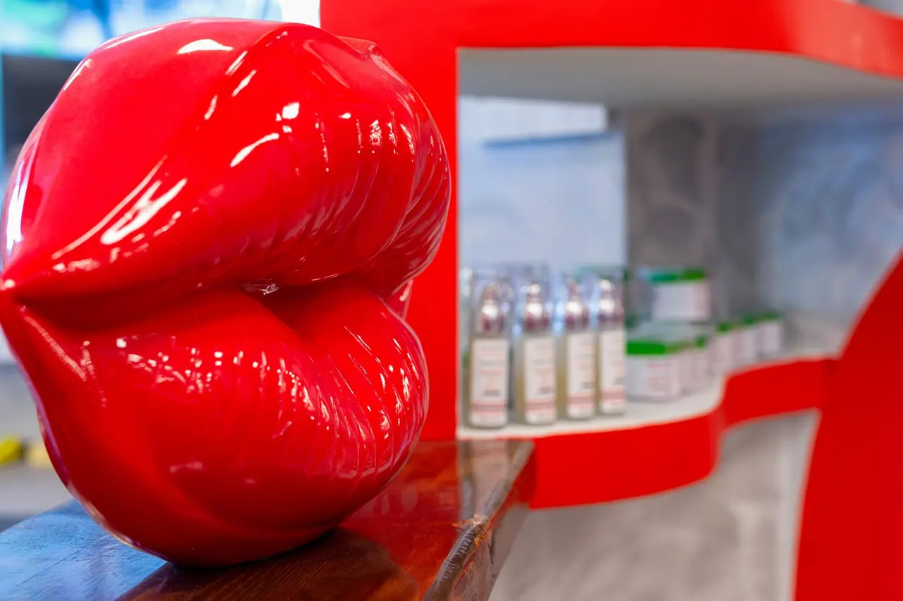 La scultura di labbra rosse nel salone