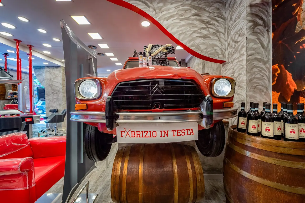 La Dyane con la targa Fabrizio In Testa e le bottiglie di vino