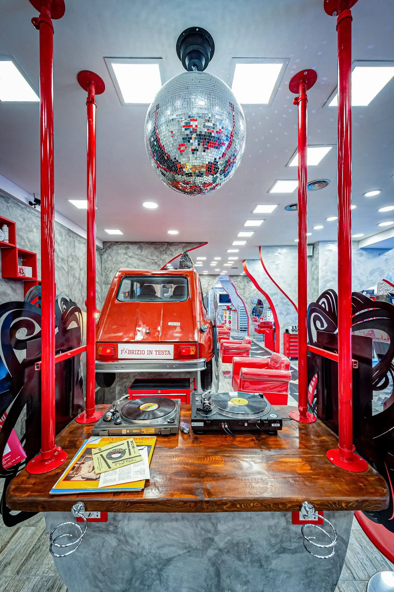 La postazione DJ con la palla stroboscopica